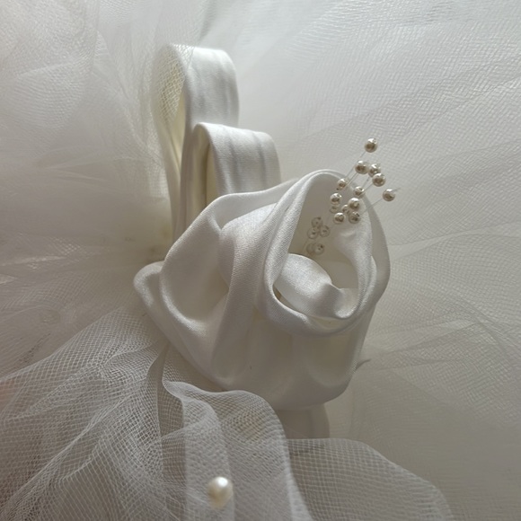 Elegant custom bridal veil 40” length pearl tiara headband flower bustle formal - Picture 9 of 12